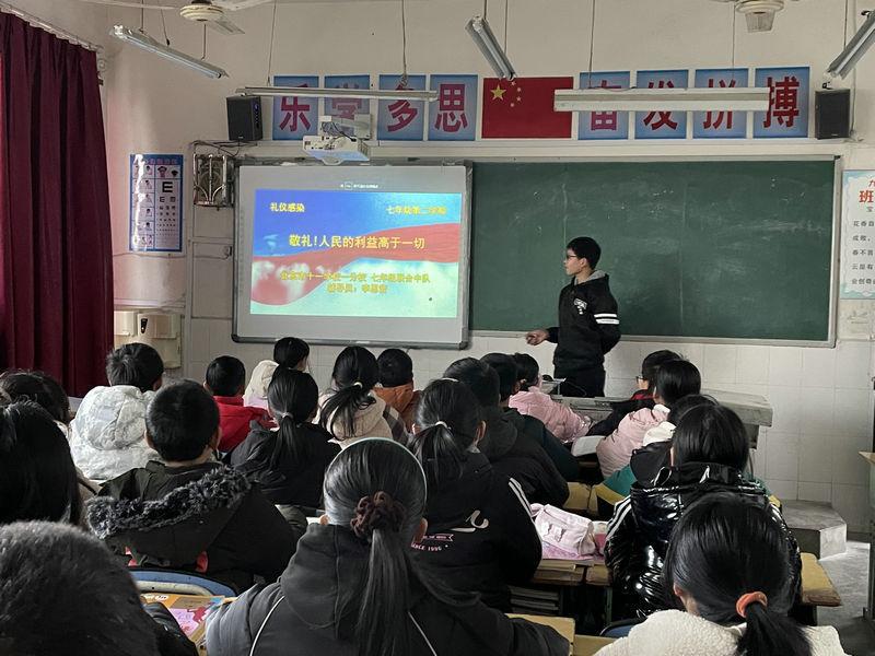 梓潼县许州中学开展"学习时代楷模弘扬爱国主义精神"主题班会