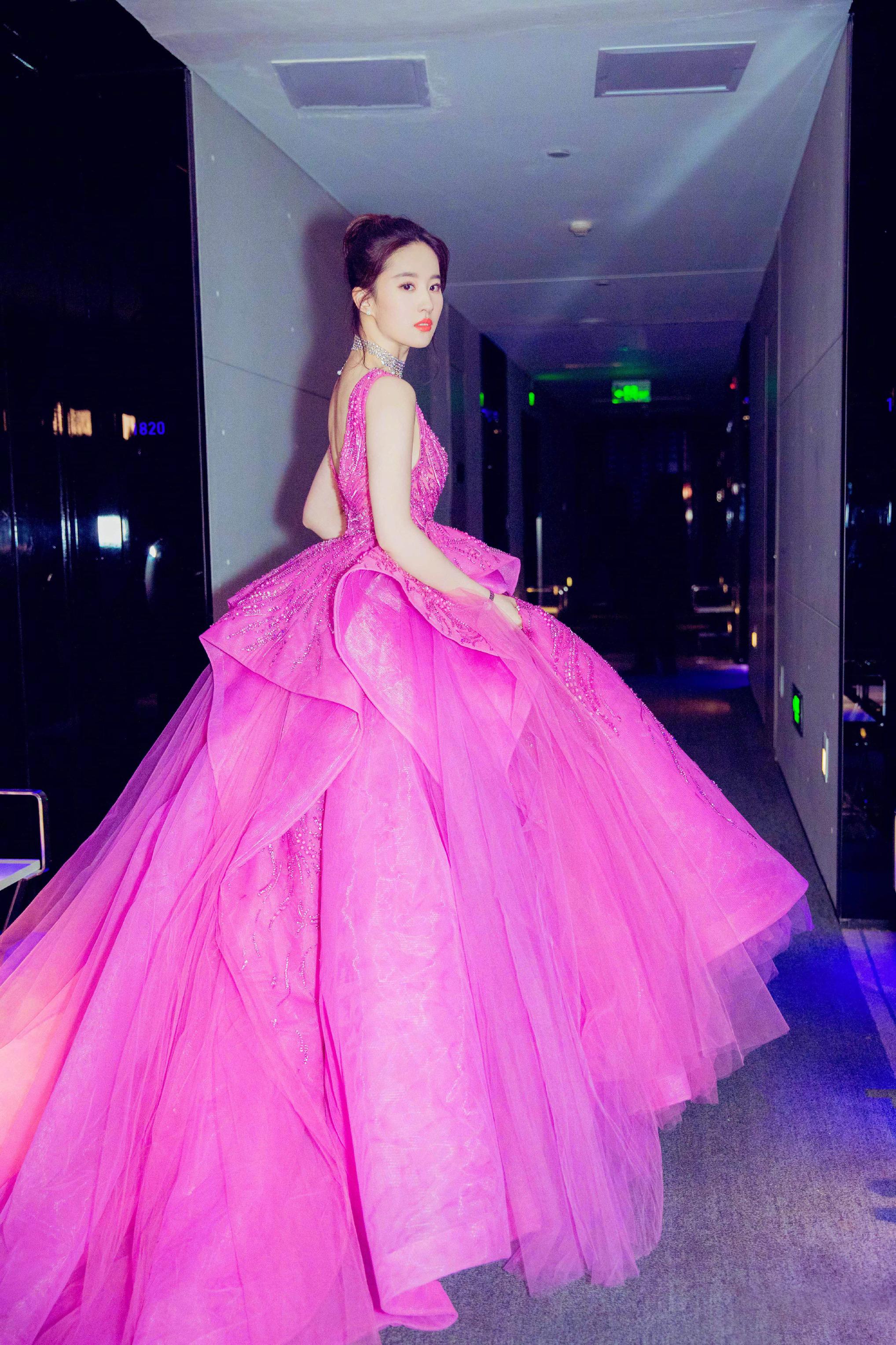 当刘亦菲穿上紫色高定礼服,点到为止的艳,不可方物的美