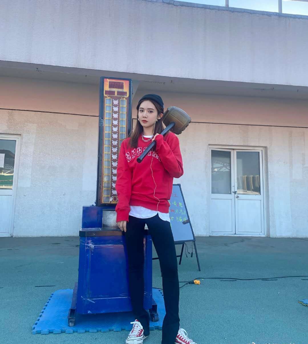 nba主播美娜晒健身照,身材苗条,线条流畅,s型曲线吸人眼球!