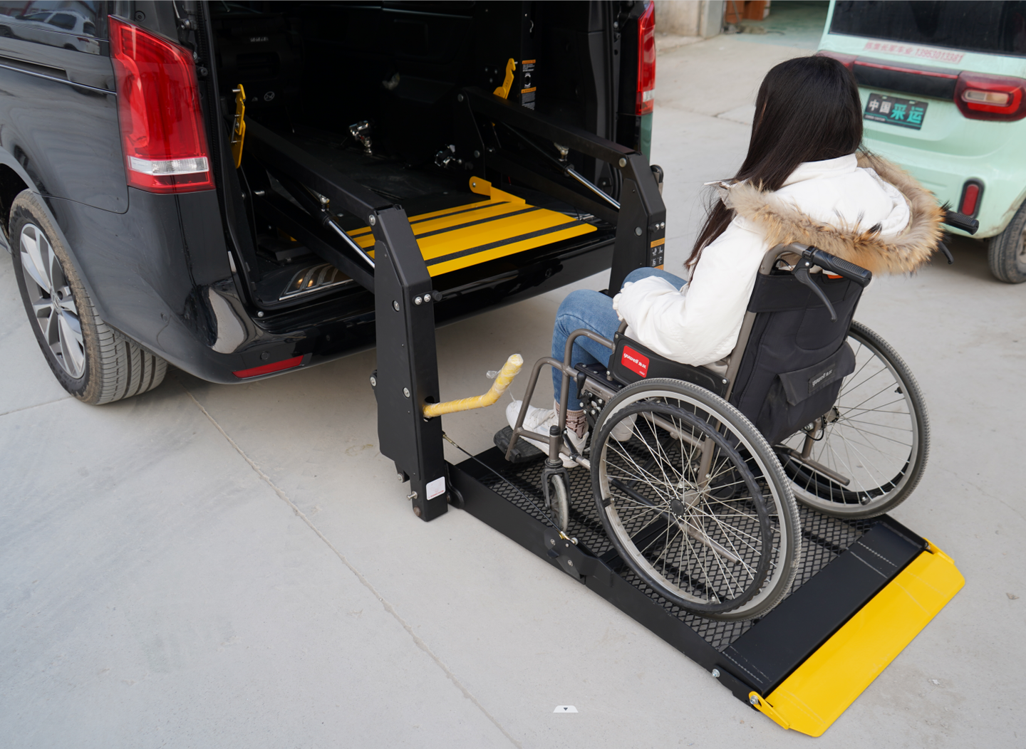 「改装」奔驰v260加装轮椅升降平台