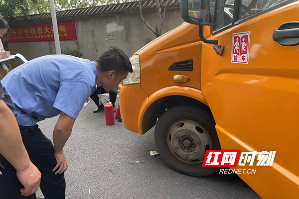 開學在即 株洲雲龍交警開展校車安全大檢查