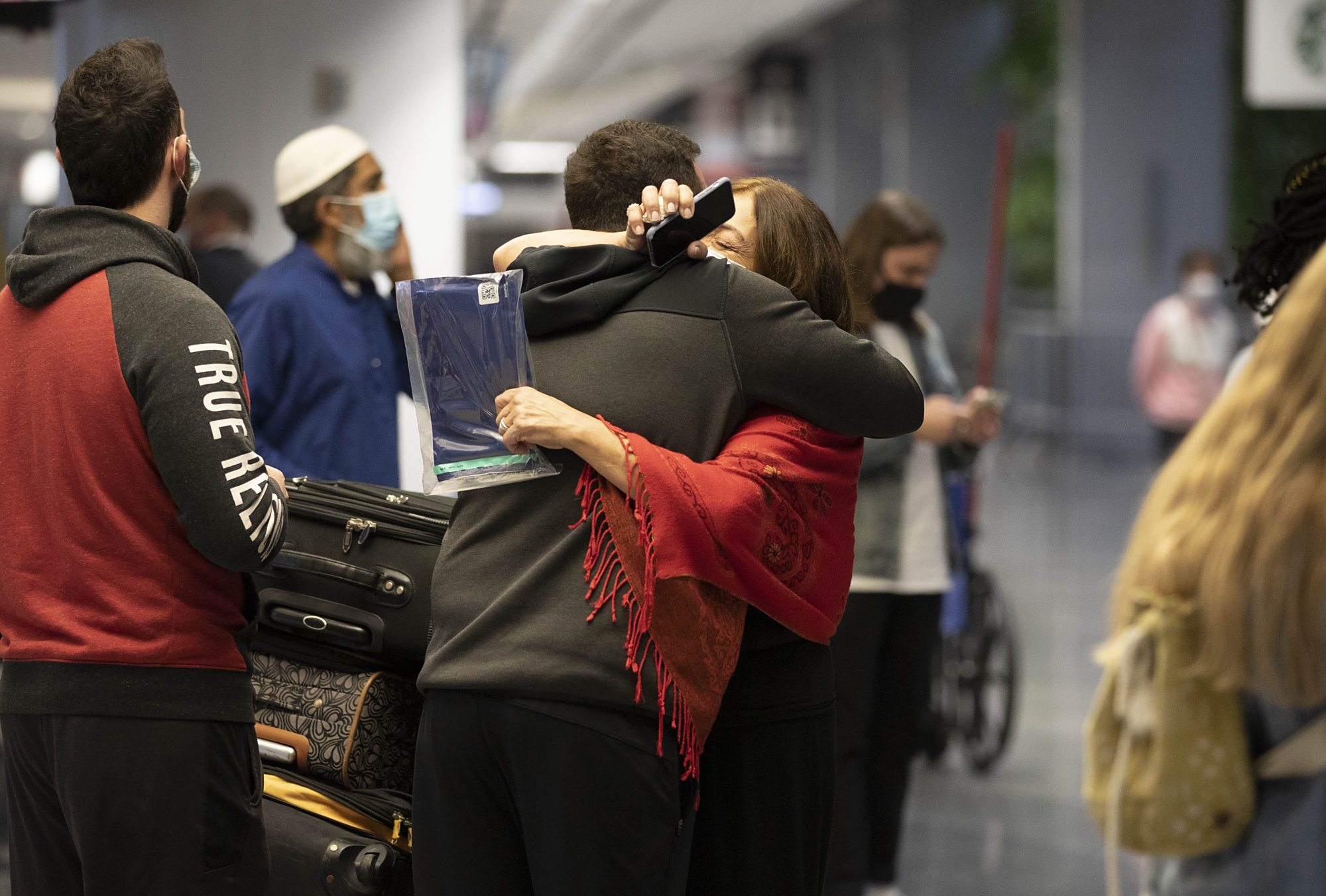 美国放宽入境限制首日 多地久别重逢场景感人