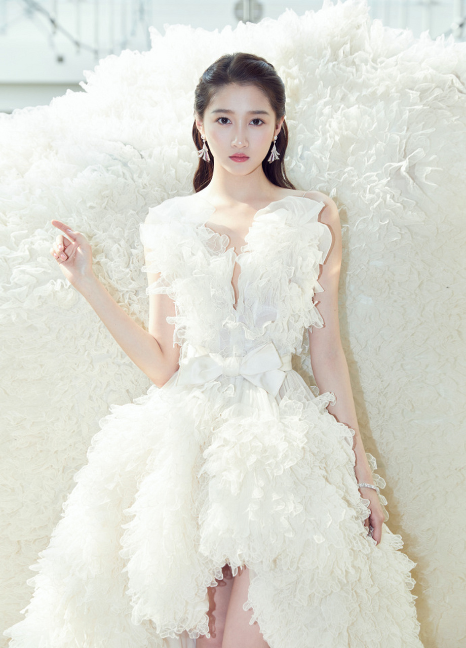 关晓彤身穿轻盈纱裙的高清壁纸大片在网络上热议.
