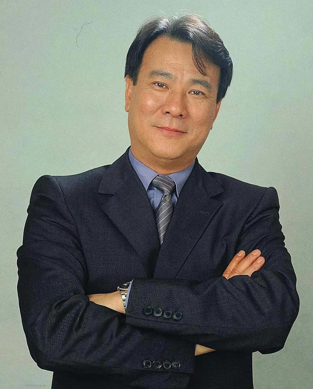 18岁加盟邵氏电影公司,和傅声,戚冠军,王龙威,梁家仁,是张彻的第三