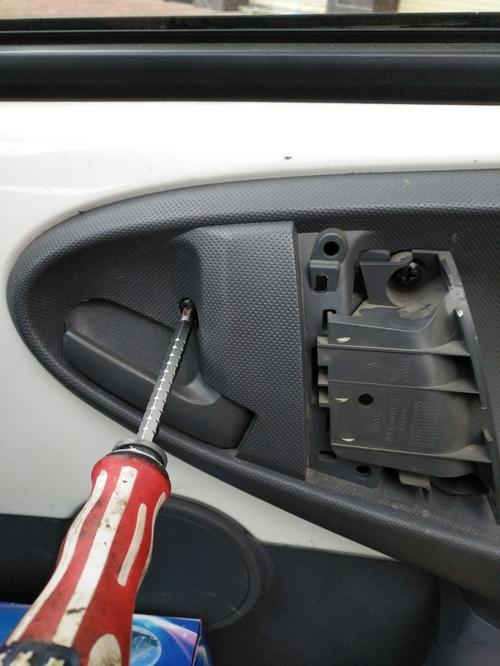 熊猫汽车门把手怎么更换