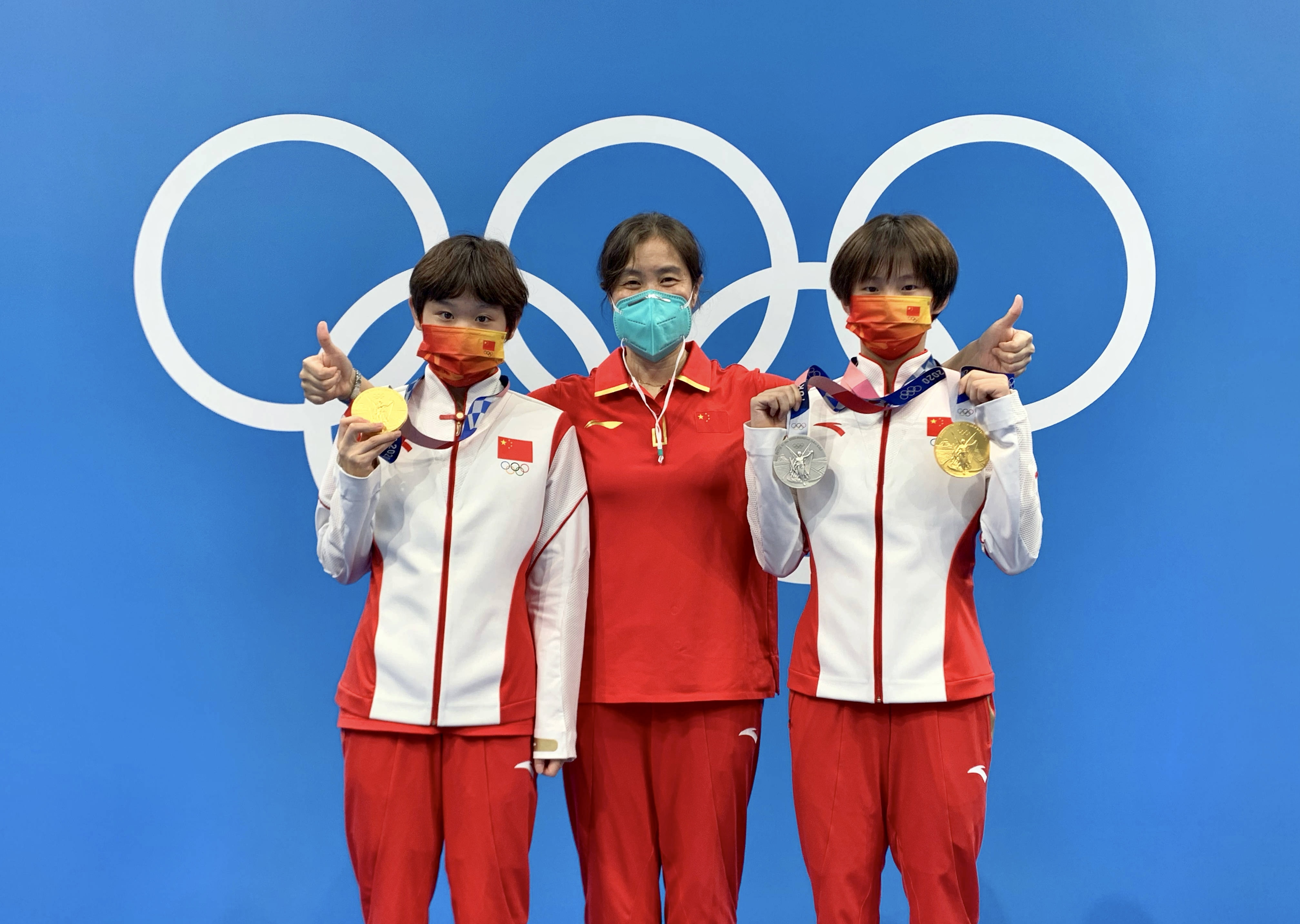 梦幻联动!张家齐晒金博洋同款考斯滕,网友:天天这人能处