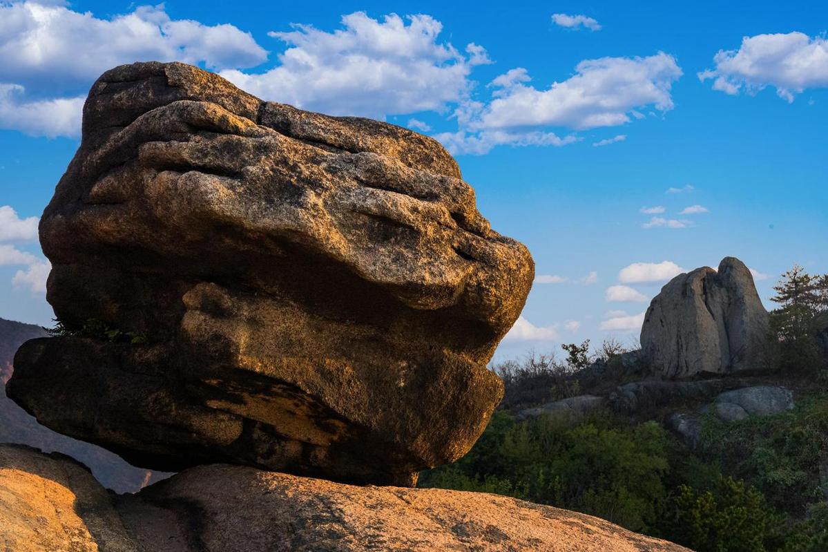 河南新县:奇松怪石将军山