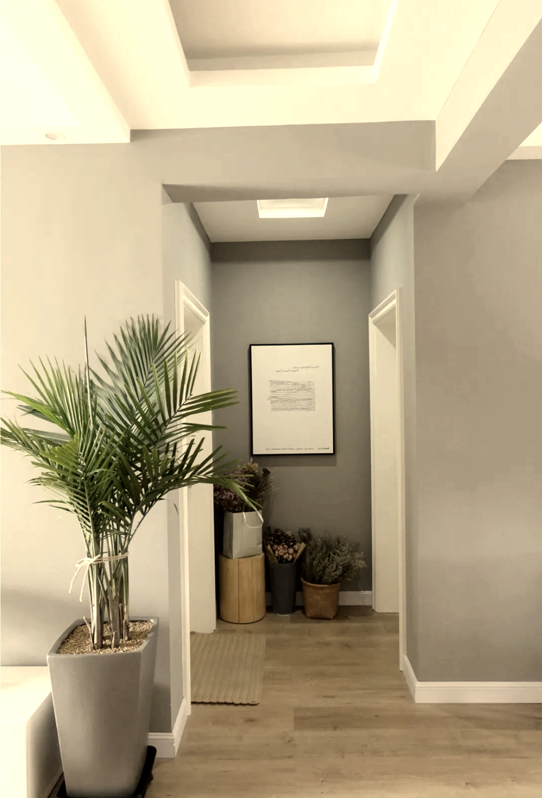 在吊顶过程中,设计师巧妙地留出了凹槽,不仅为隐藏安装灯带创造了条件