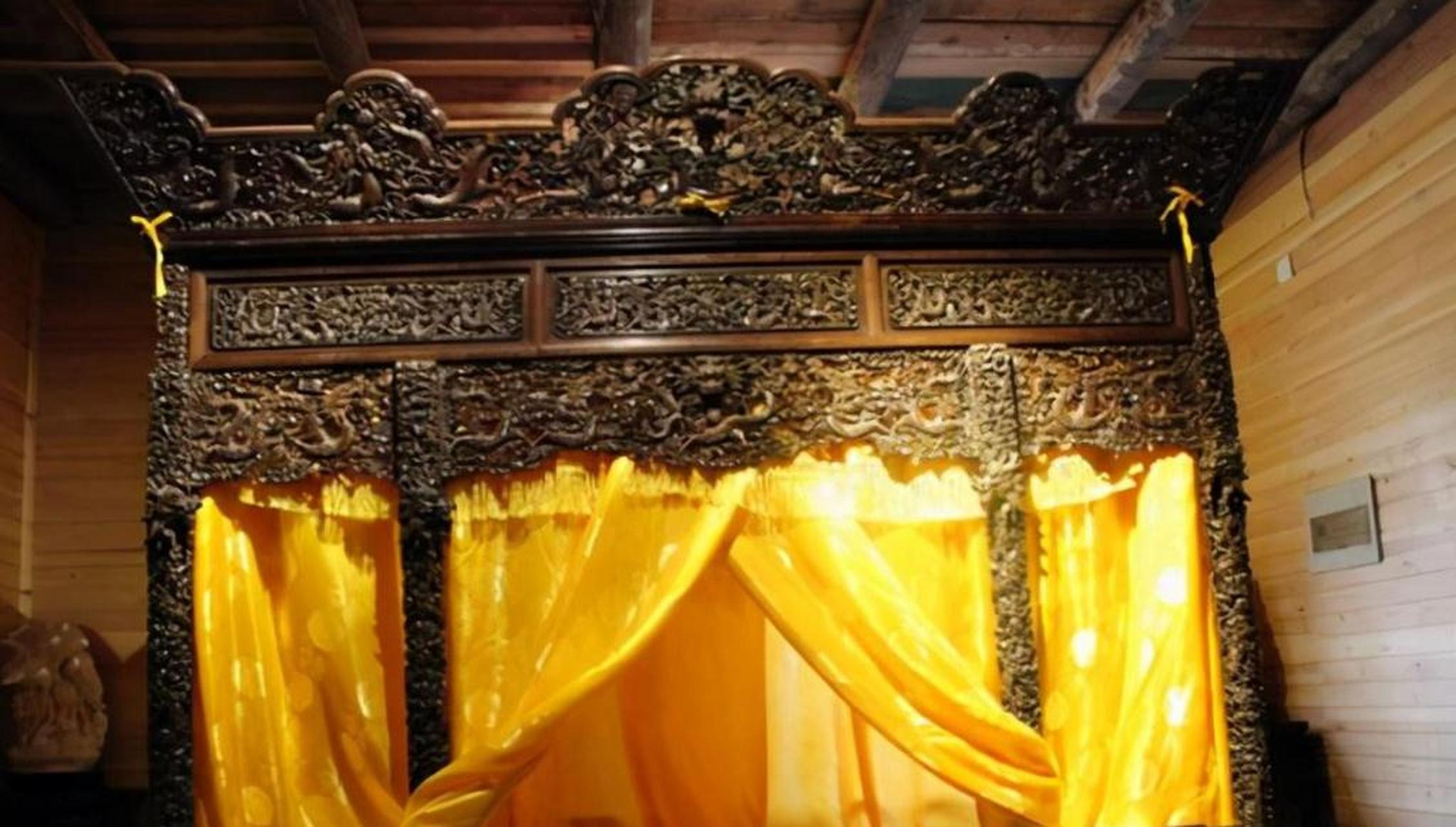 "福建男子花费2000万收藏了一张珍贵龙床,专家参观时,竟发现龙床价值