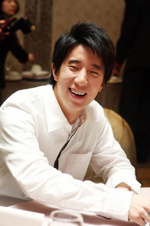 8位割过双眼皮的男星:金城武最自然,成龙像变了个人