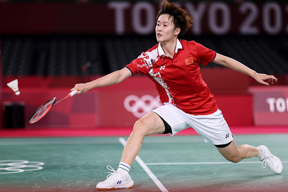 国羽女单时隔9年再夺金牌 羽球女王李玲蔚为陈雨菲颁奖