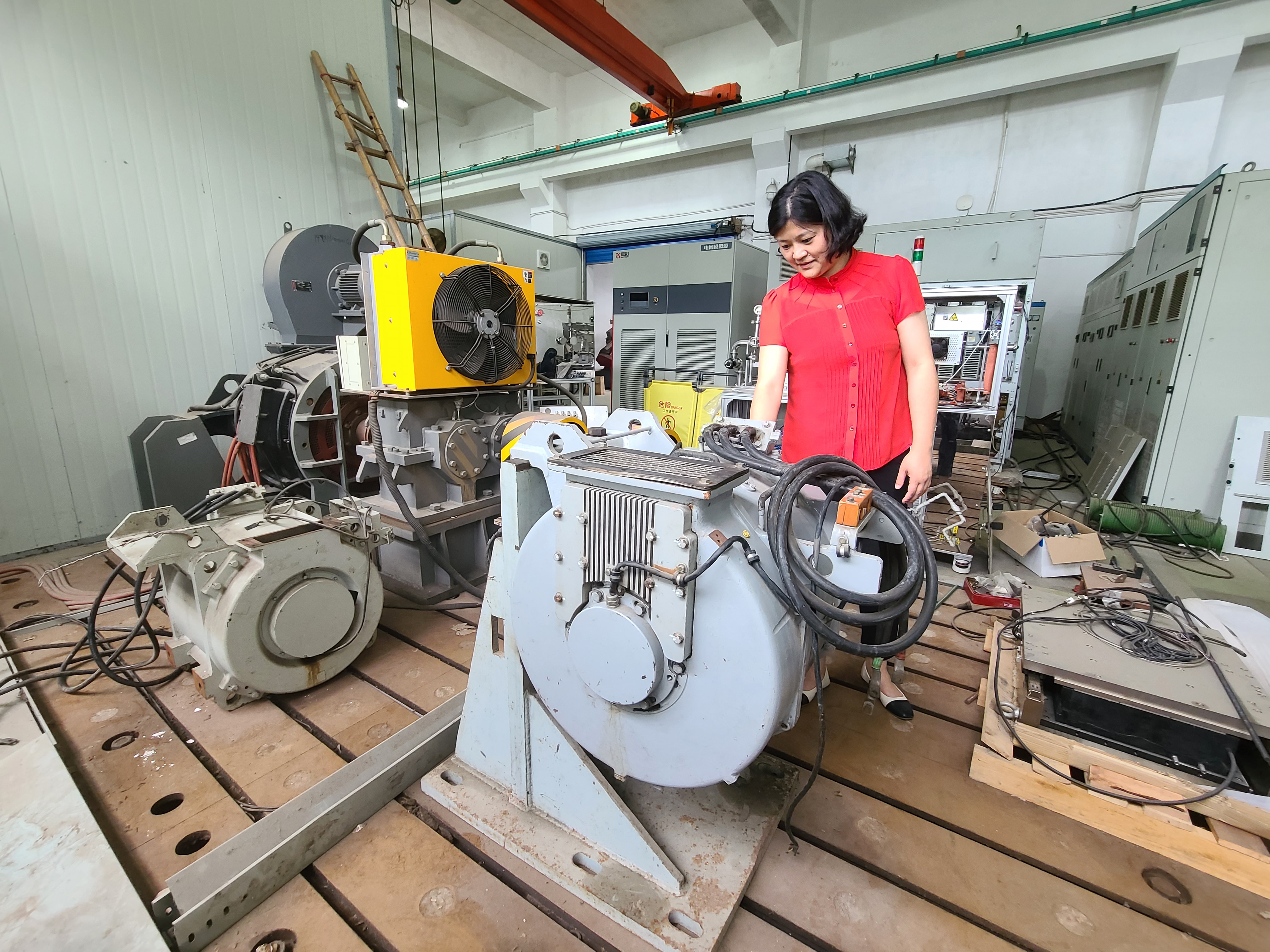 黄晓艳:一心向党,精诚报国