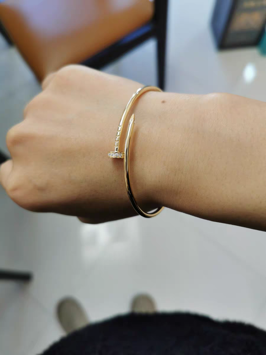 气质独特的卡地亚钉子手镯