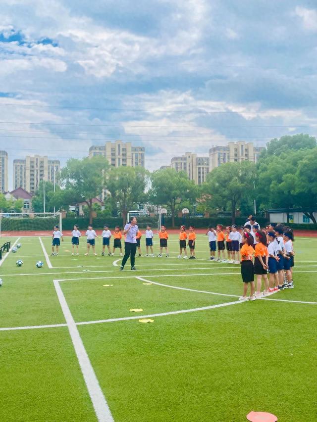 踢着足球找朋友松江这所全国青少年足球特色学校真会玩