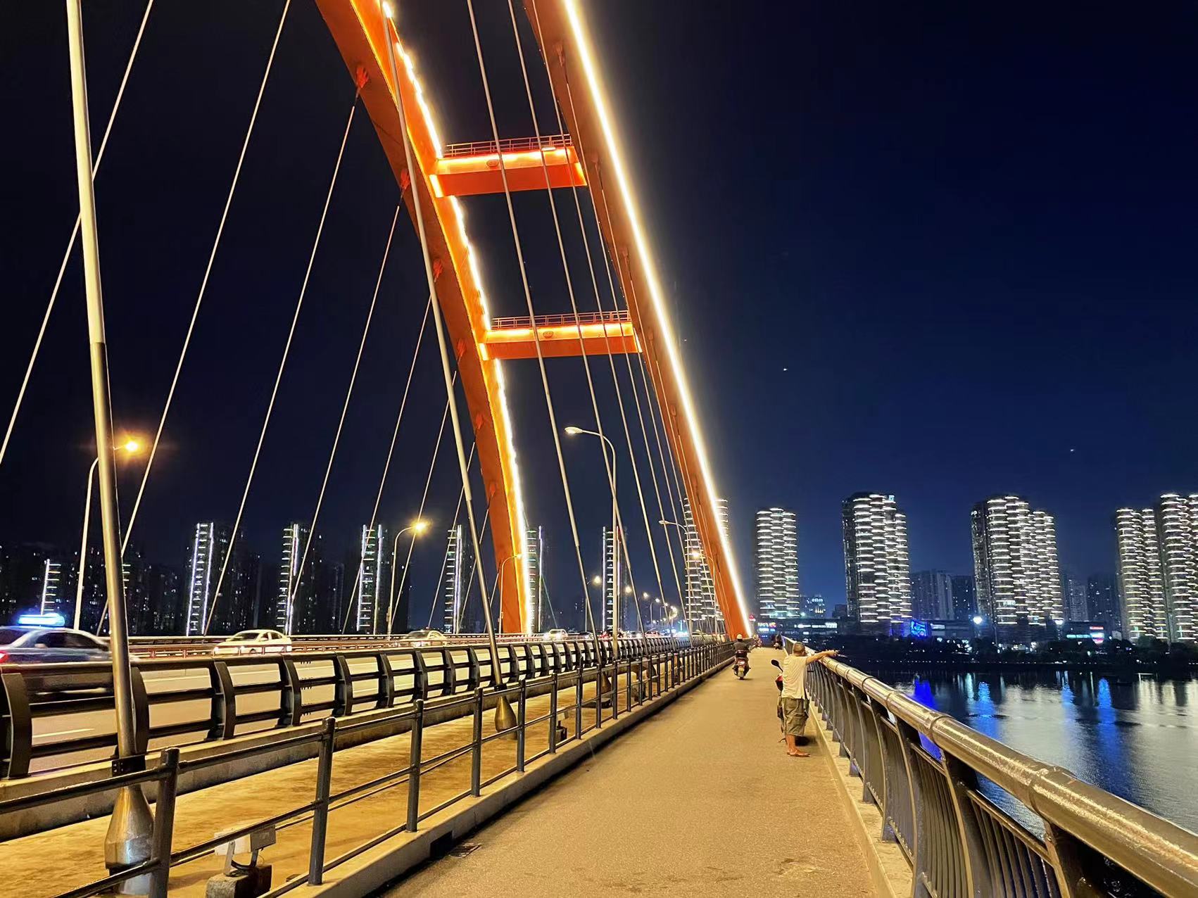 长沙欣赏夜晚灯光秀位置最佳的桥,全长3575米,不是银盆岭大桥!