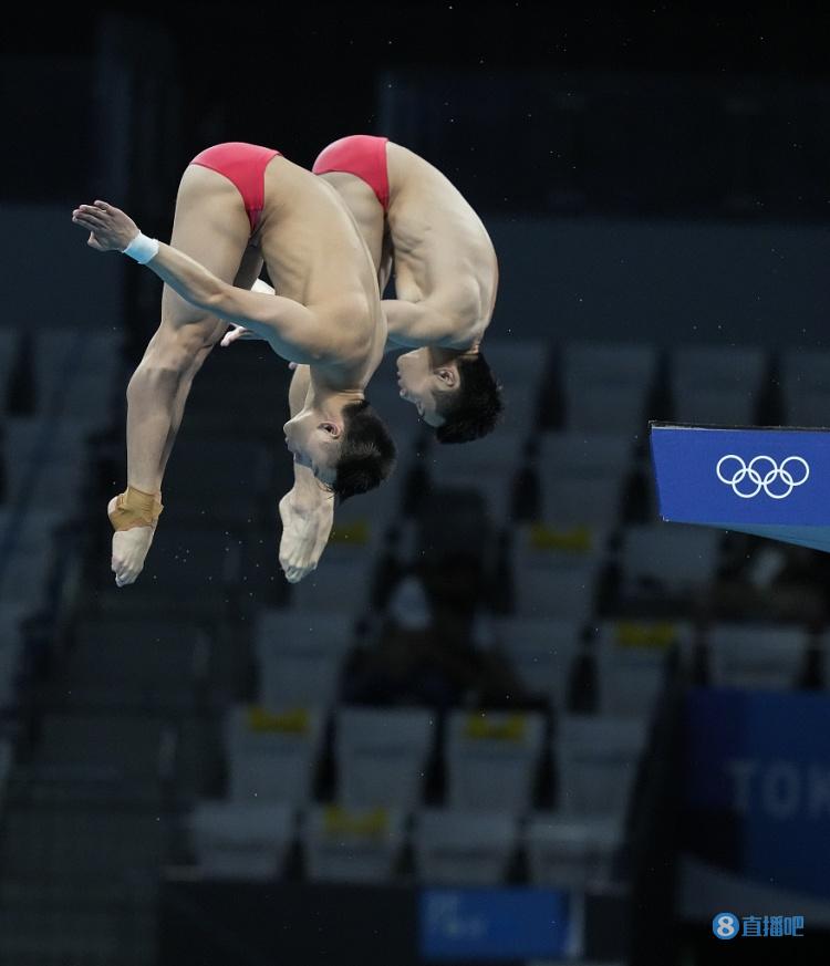男子双人10米跳台 曹缘/陈艾森夺得银牌