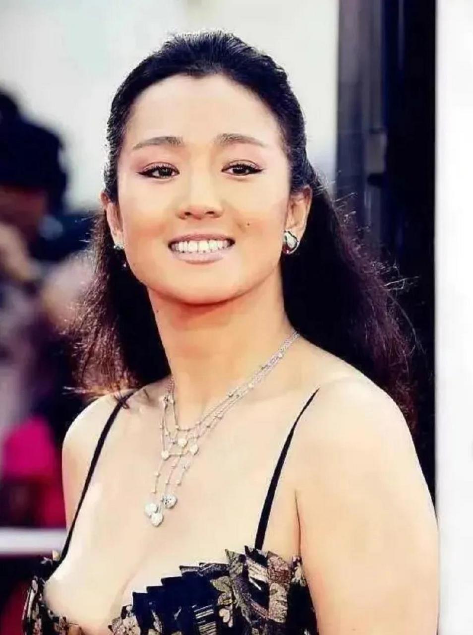 巩俐,新加坡籍,当时演《红高粱》火遍中国,是多少男人的梦中情人