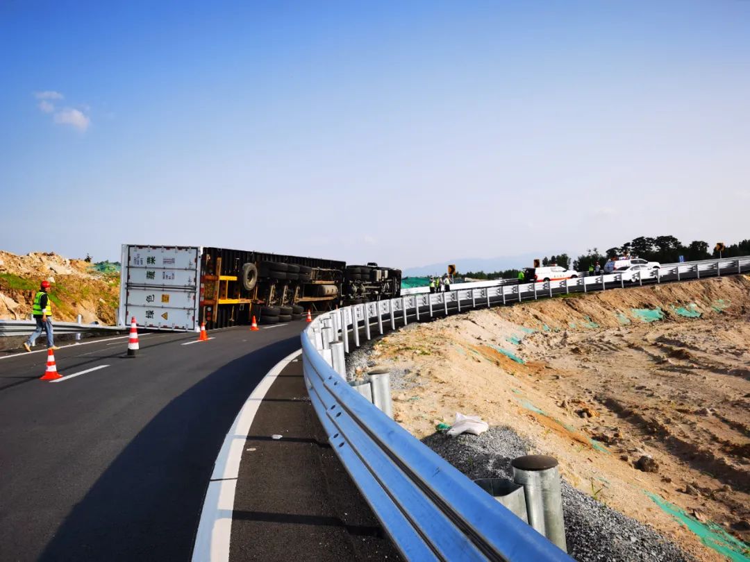 5月6日16时许,信阳高速交警九大队接报警:一辆货车由沪陕高速进入濮商