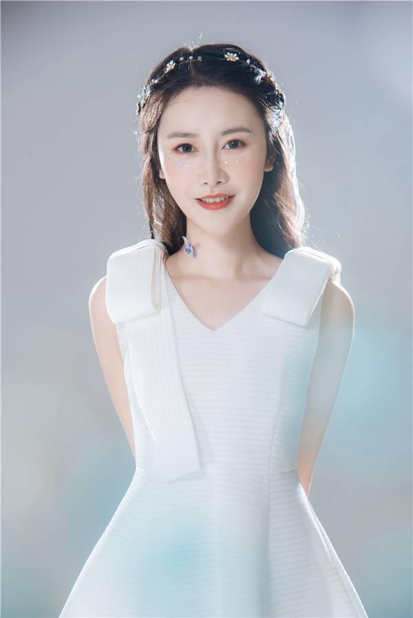 李思颖:从栏目实习生到央视特邀主持人,这个90后女孩不一般