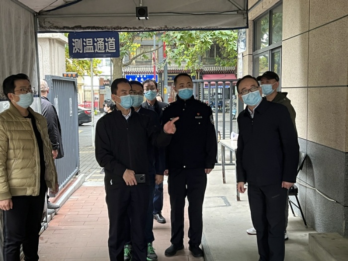 西安市公安局碑林分局局长朱敏检查局大院疫情防控工作