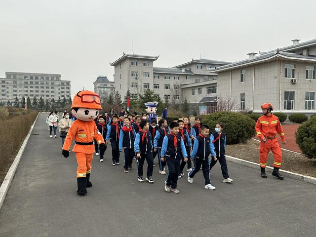 珲春市第一小学校师生走进营区学习消防技能