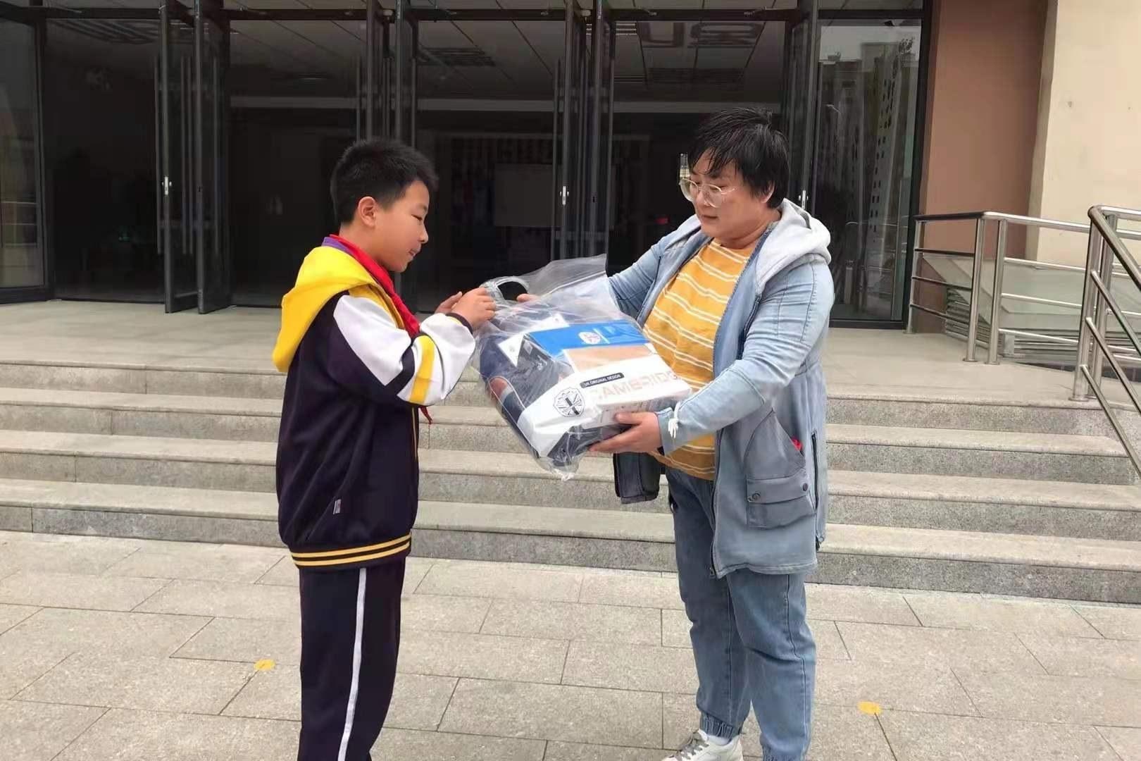 桥西区西豁子小学拾金不昧好少年—武子轩