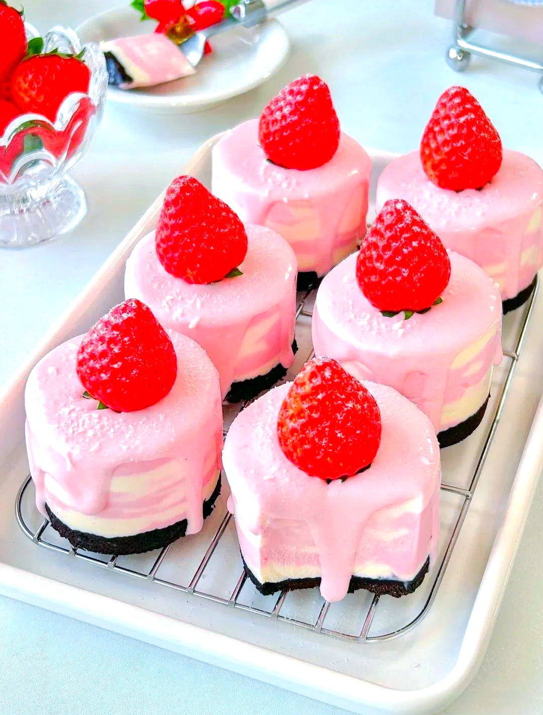 奥利奥草莓芝士蛋糕:经典与清新的完美交融,颜值与美味并存!