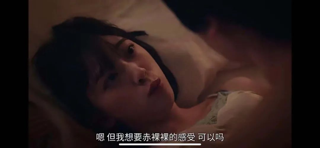 电影放到一半,我们开始做爱