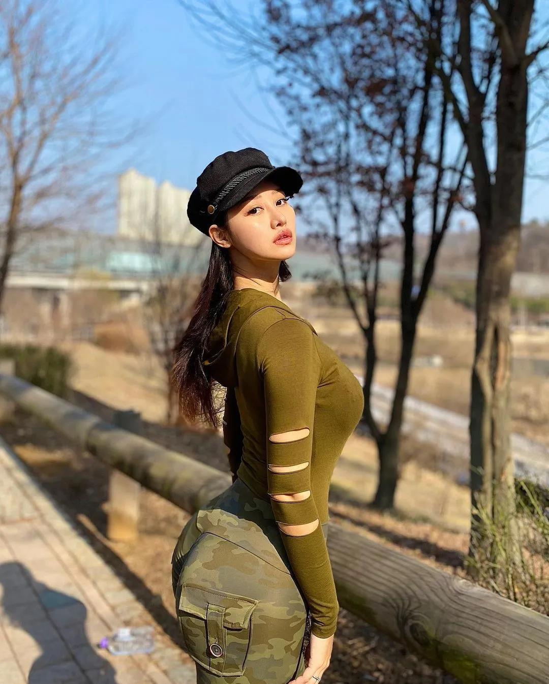 网红健身模特,微胖的"极品"身材,女人味十足,美得离不开眼睛