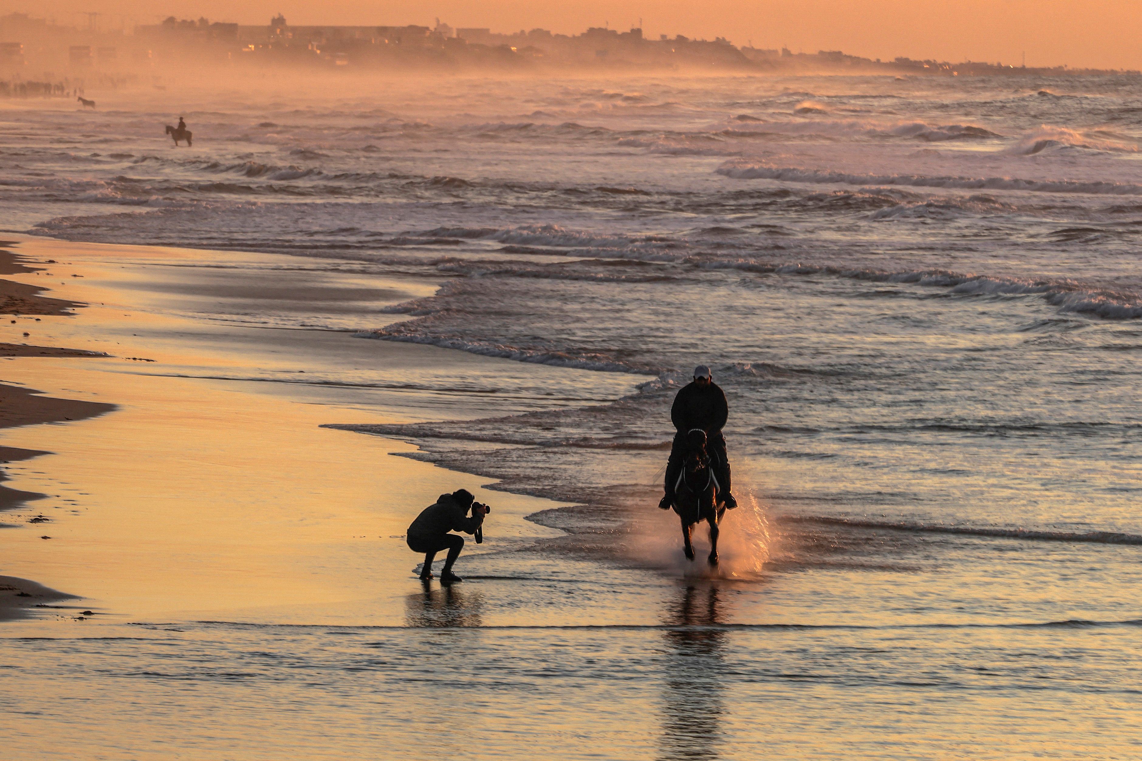 余霞成绮水天间