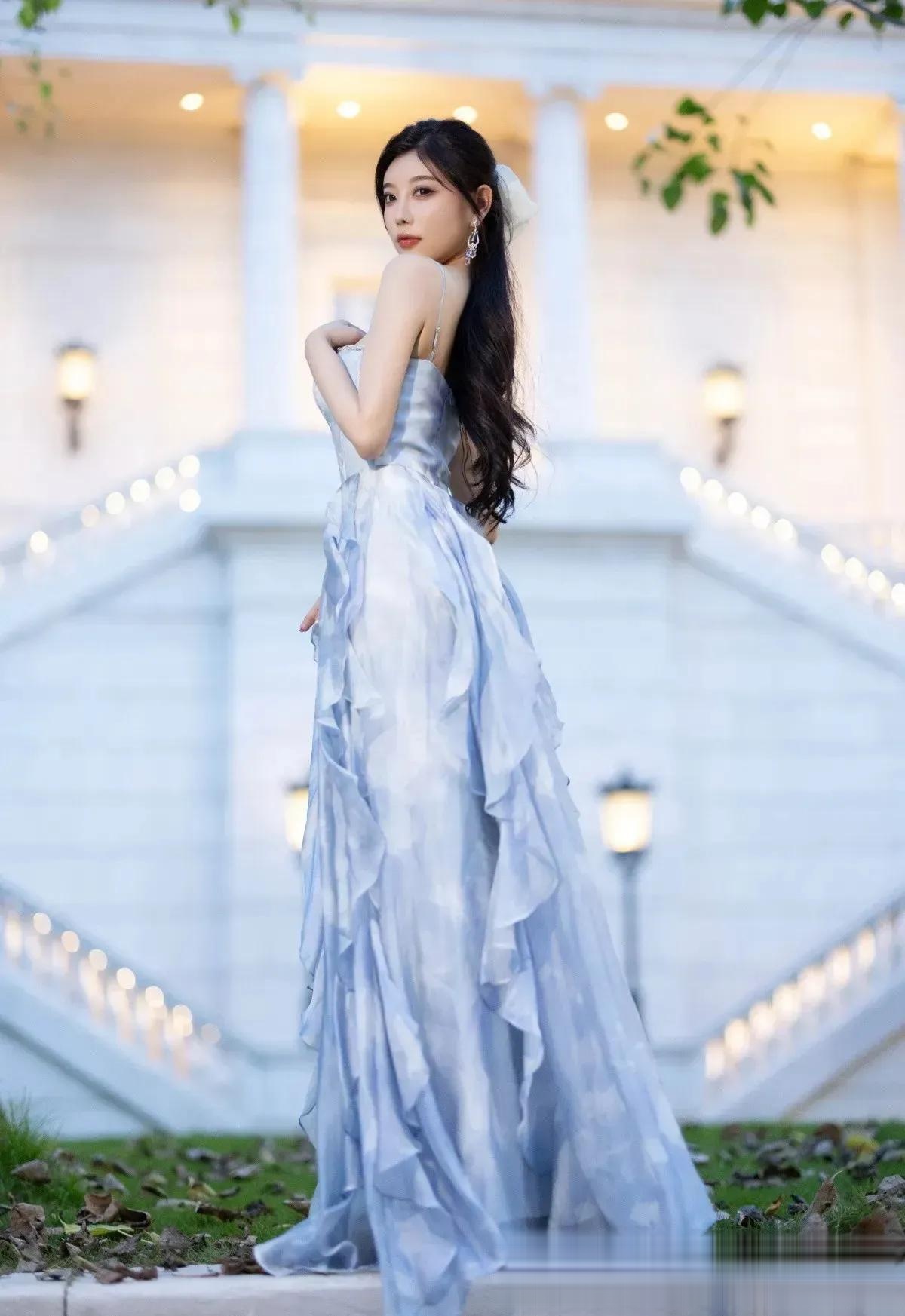 性感美女:天蓝色吊带连衣裙,像美丽的白天鹅