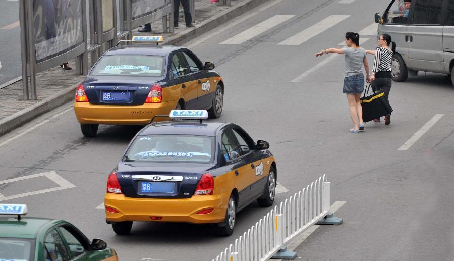 城市道路上超车,可以先提速,再变道,但是要把握好速度 在保证安全的