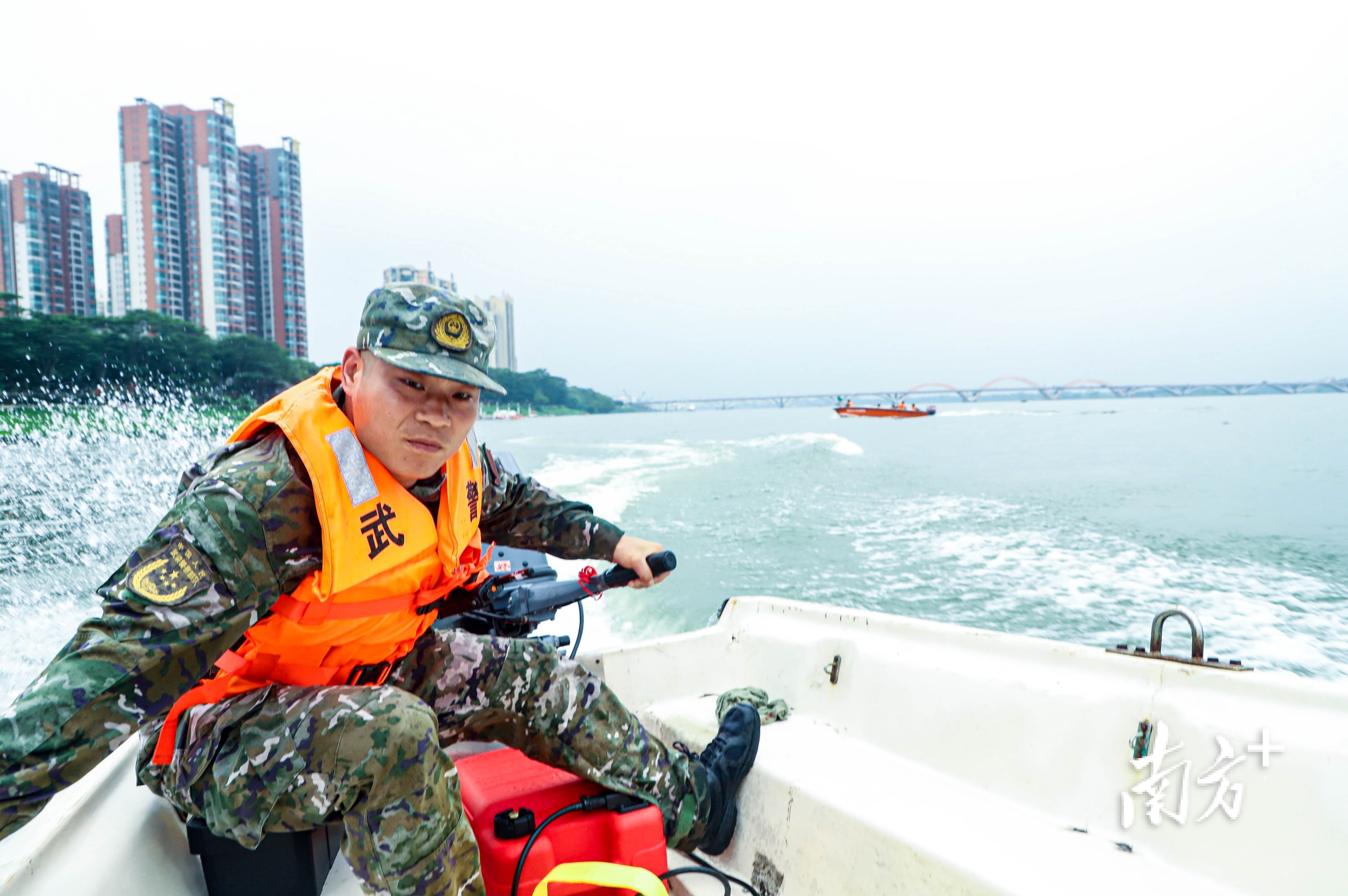 多图直击!武警清远支队开展冲锋舟操作手集中训练