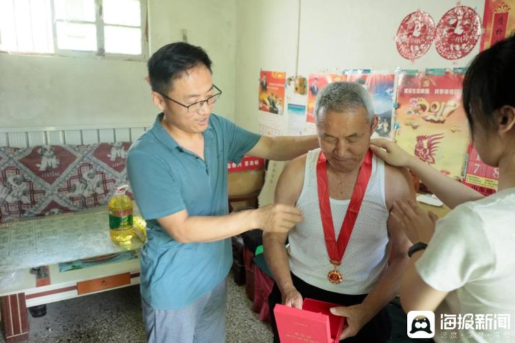 聊城市冠县烟庄街道举办"光荣在党50年"纪念章颁发暨新发展党员集中