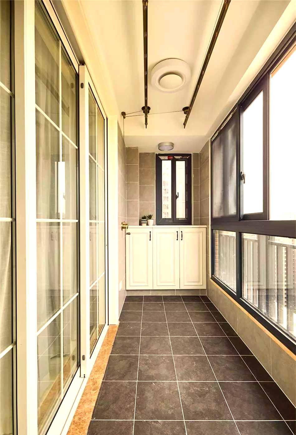 自建房阳台设计的多种参考案例,封闭式阳台美观与实用并存!