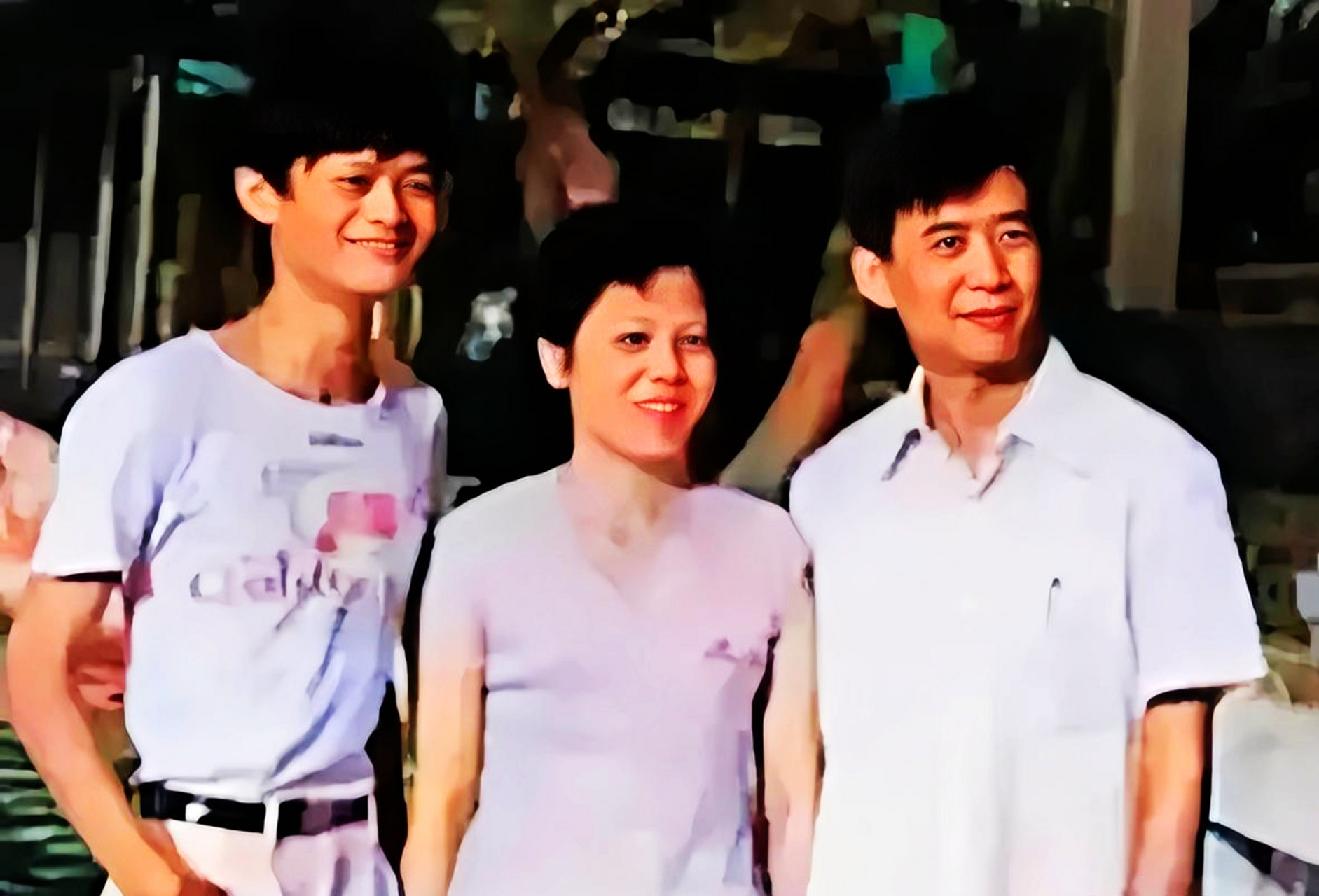 1980年代,一张马云少年时与父亲马来法,母亲崔文彩的合影.