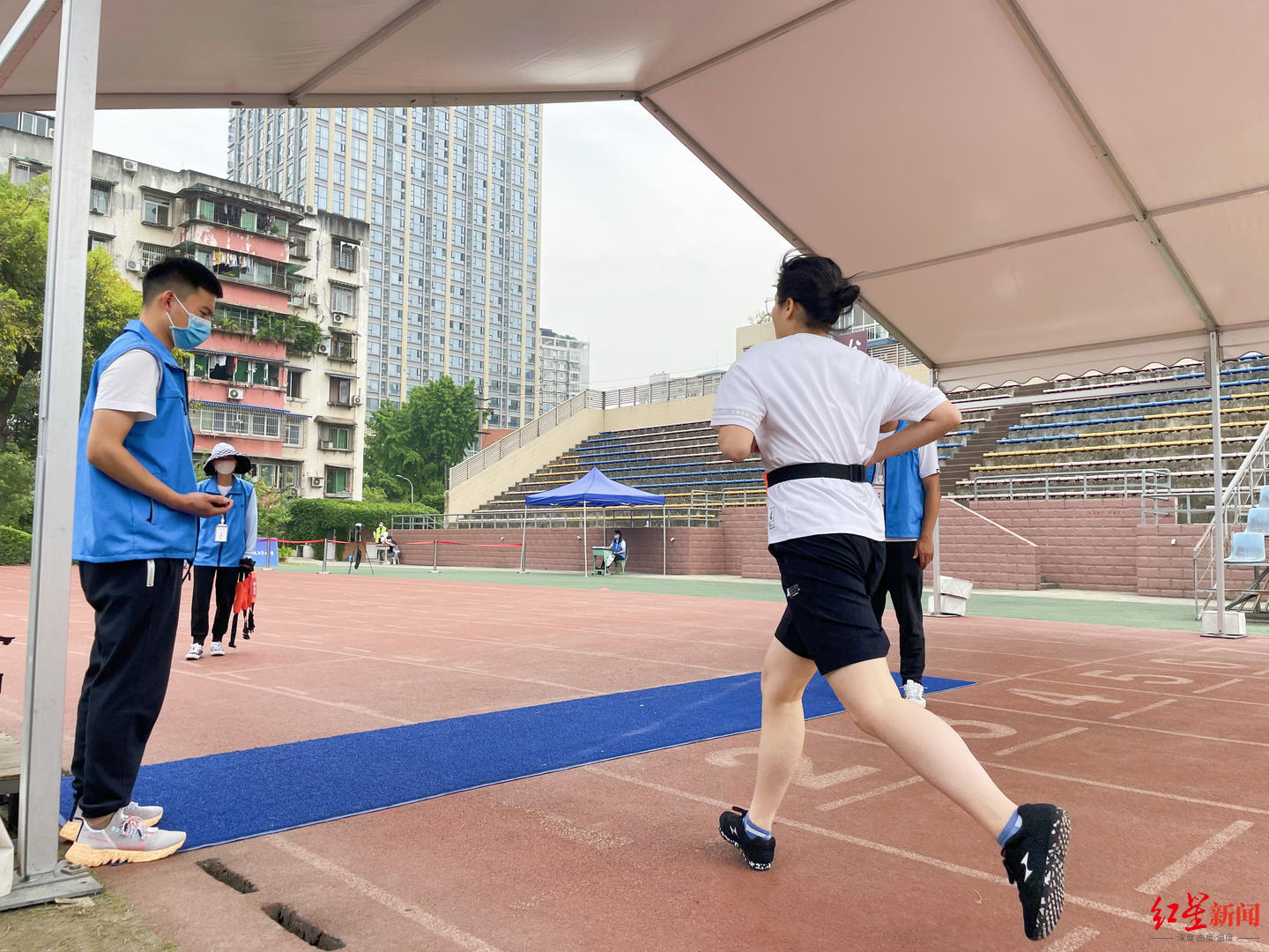 直击成都中考新体考第一年:全程电子设备记录,现场出成绩!