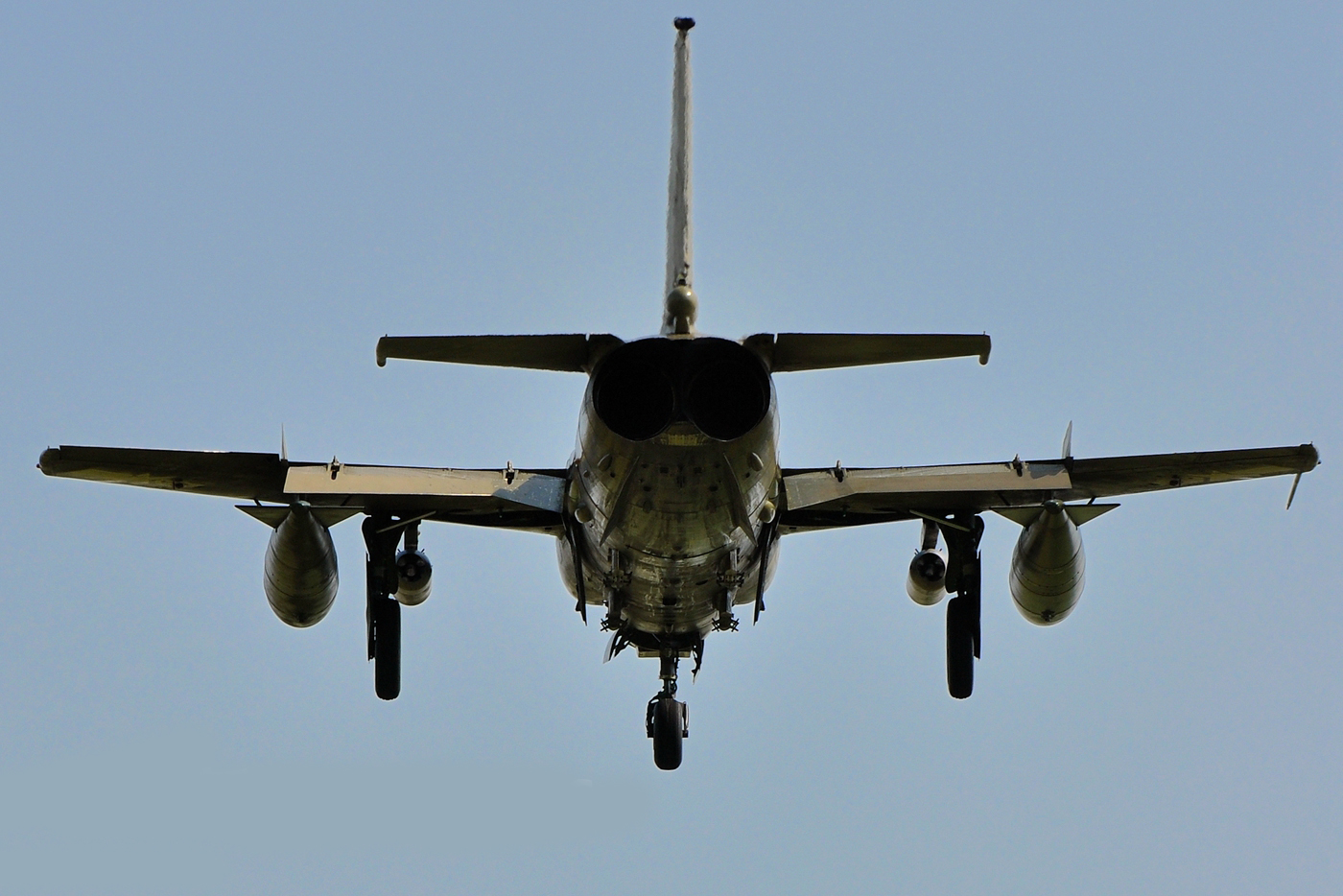 强-5攻击机:我国第一架自行生产的超音速攻击机,载弹量达到2吨