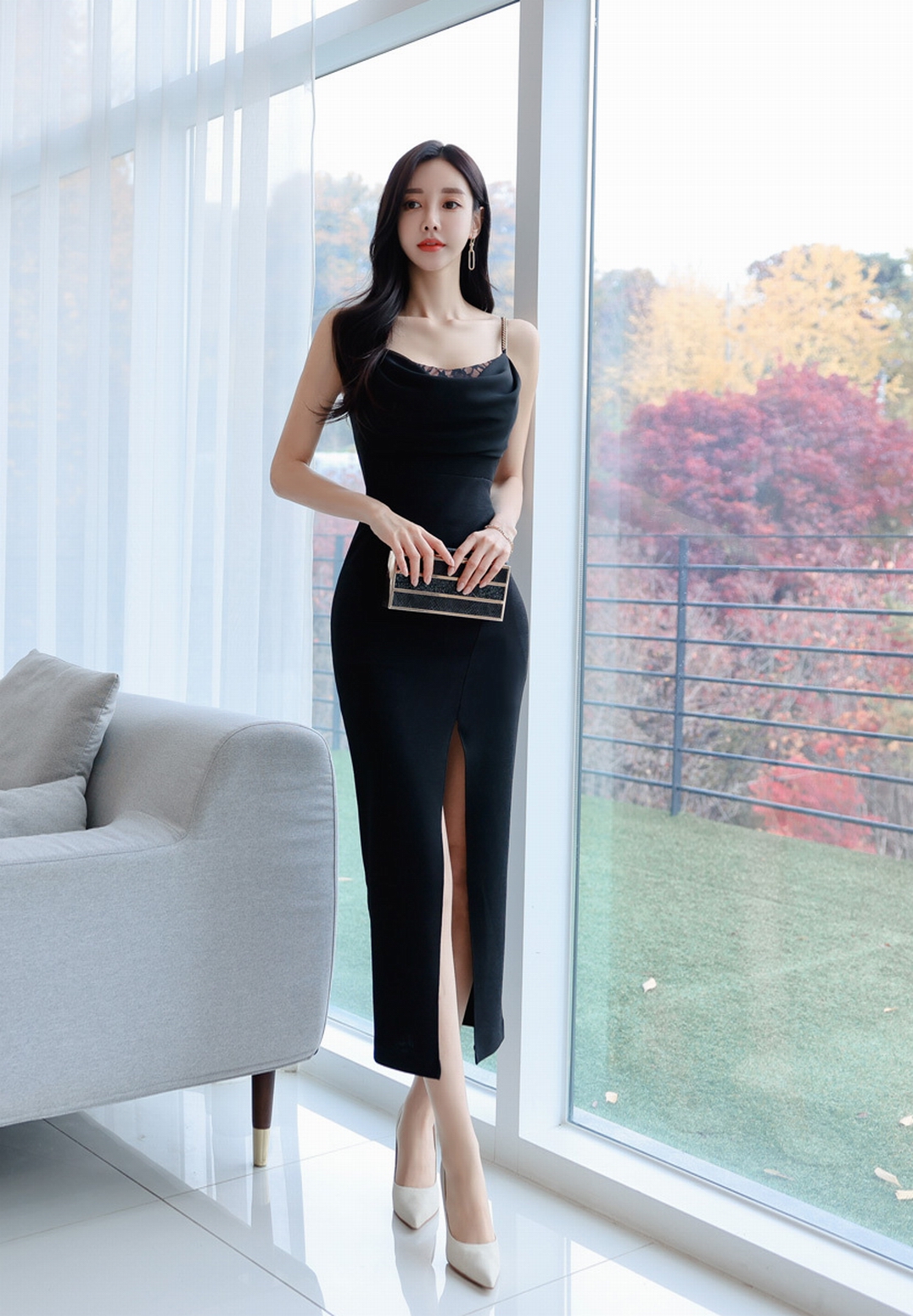 韩国美女孙允珠时尚写真:黑色藤条吊带高位开叉连衣裙