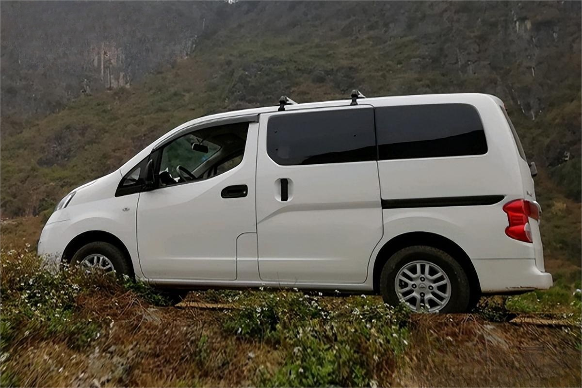 灵活实用,牛人自改小床车游山玩水,日产nv200改装露营车旅行