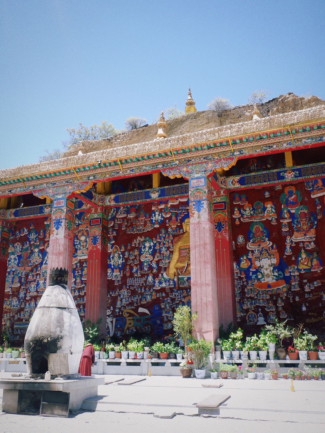 西藏雕刻700多年的千佛崖,悬崖上刻千幅佛像,高原艺术的传承