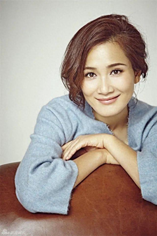 离婚后只字不提前夫侯勇,与女儿相依为命,如今45岁如冻龄少女