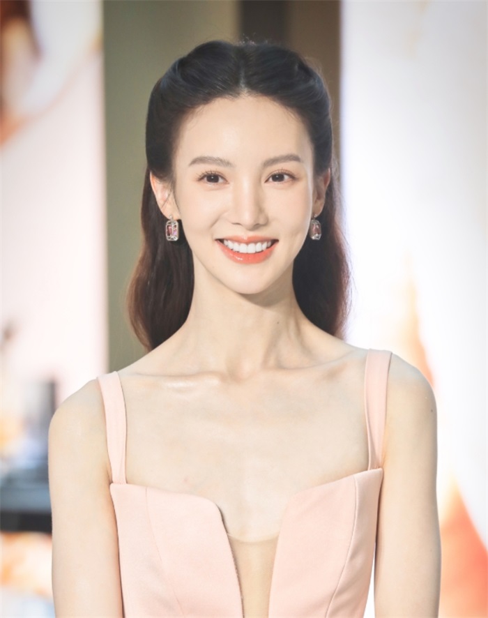 金晨出席活动瘦成"排骨胸"前胸一片平坦!网友:还是有肉肉好看