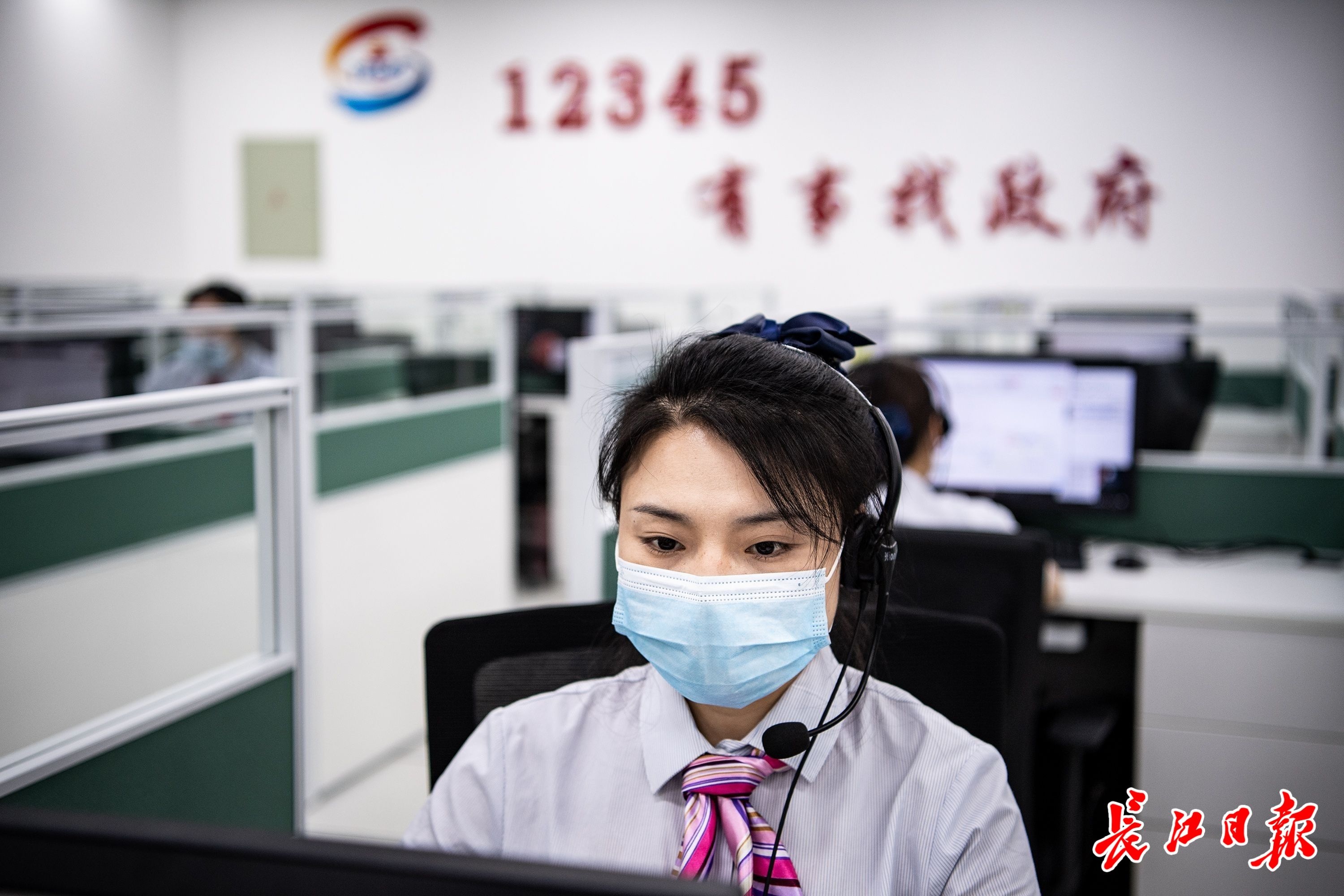 "人民满意的公务员集体"武汉市民服务热线办公室:当好党委政府为民