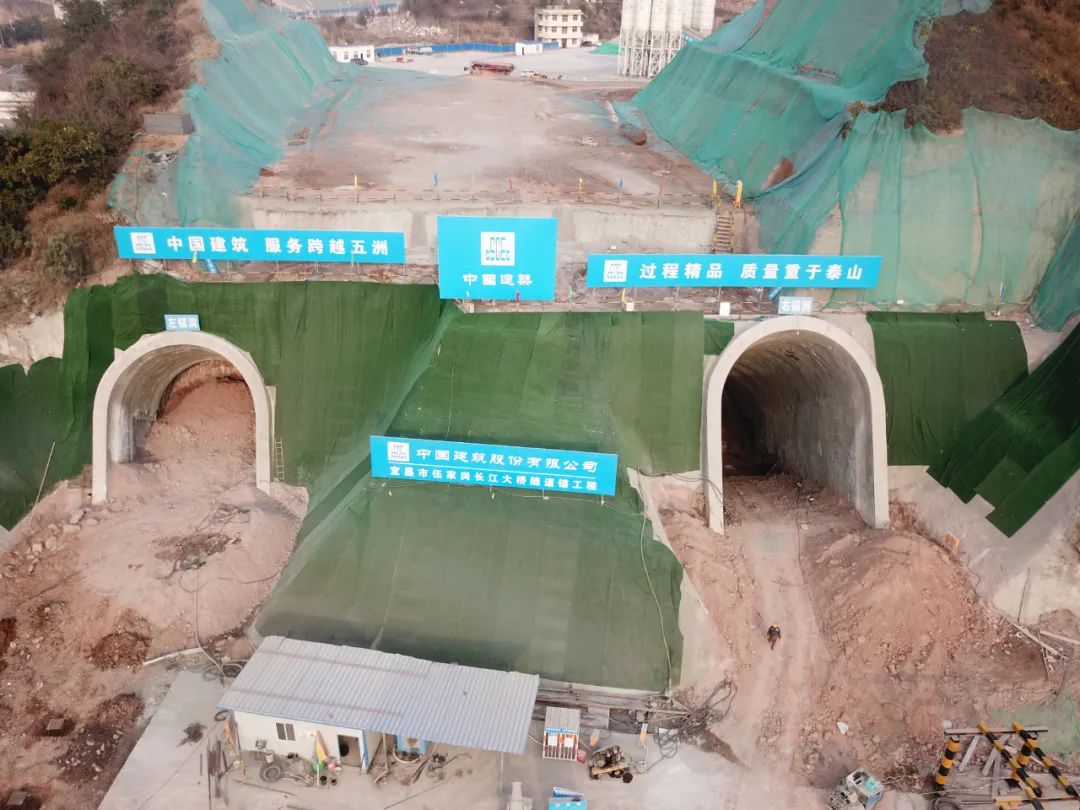 经仔细计算研究,技术团队提出了借助现有山体,建设"隧道锚碇"的设想.