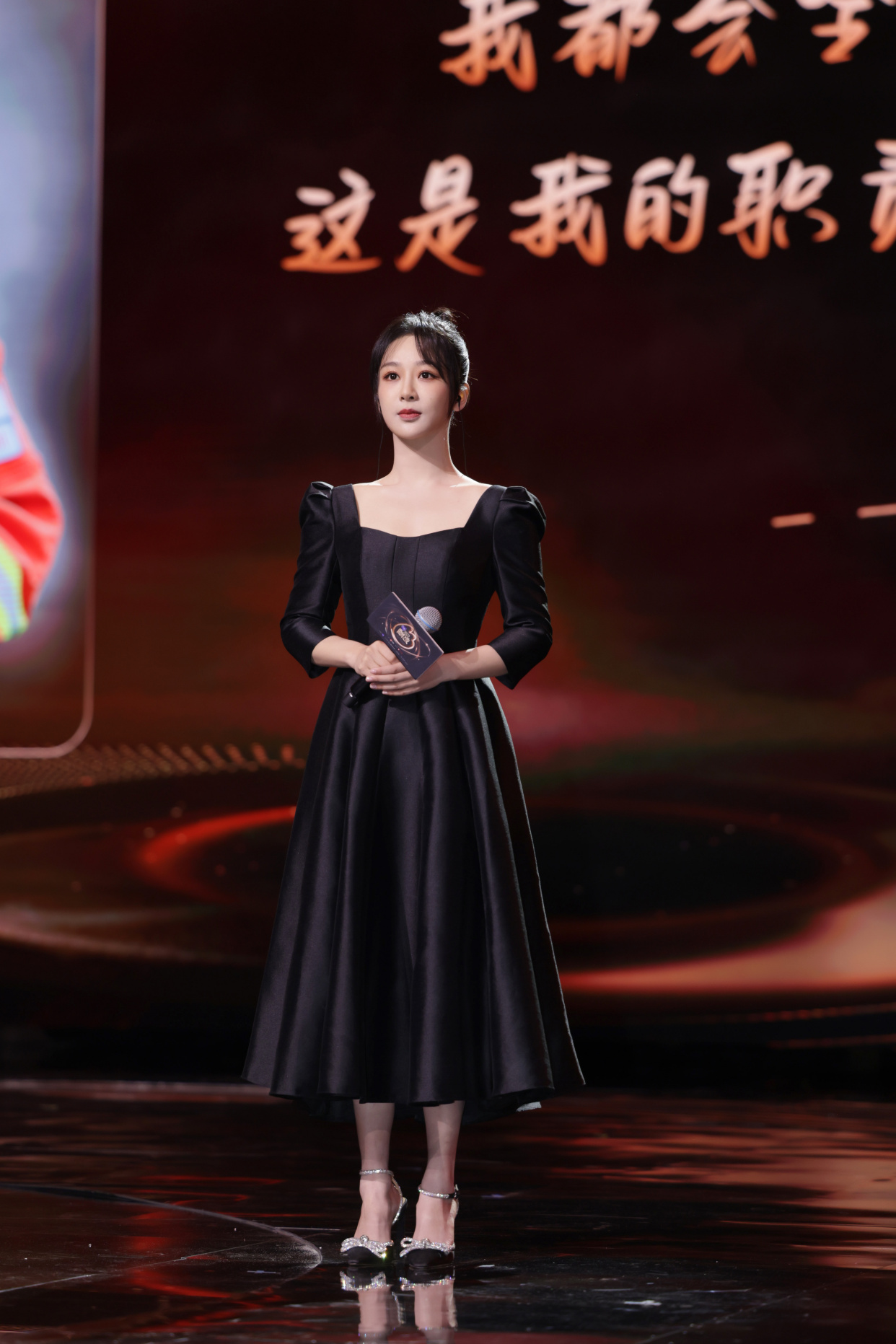 杨紫微博之夜"黑"客造型惊艳众人穿黑色连身裙亮相瞬间点燃现场