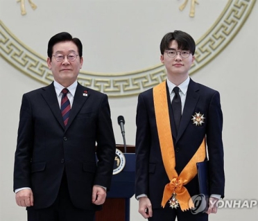 传奇电竞选手Faker获青龙勋章：韩国总统亲自颁发