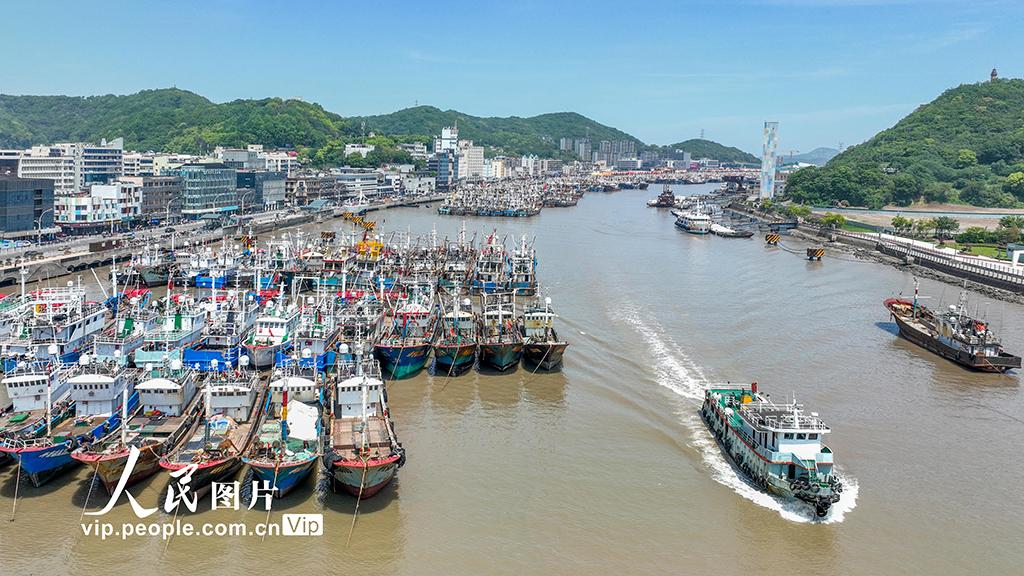 浙江舟山:渔船归港进入休渔期
