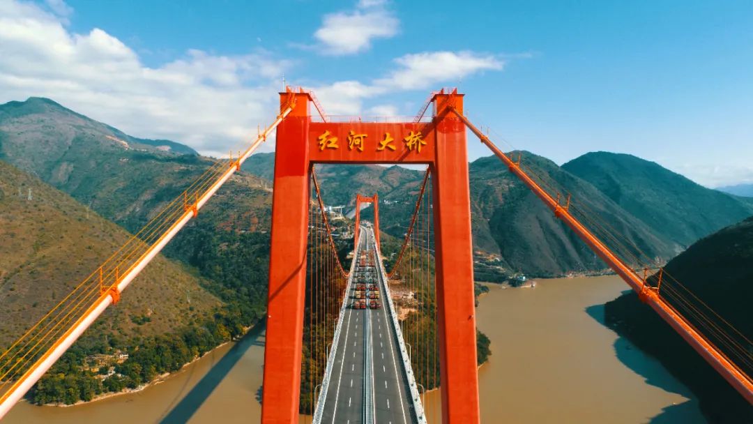 现场太震撼!44辆大货车"重装"上阵,红河特大桥迎来新进展