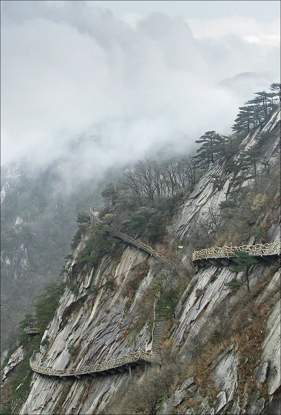 坐索道上山→出站后循左首栈道往南天门→由南天门经哲人峰,摘星峰